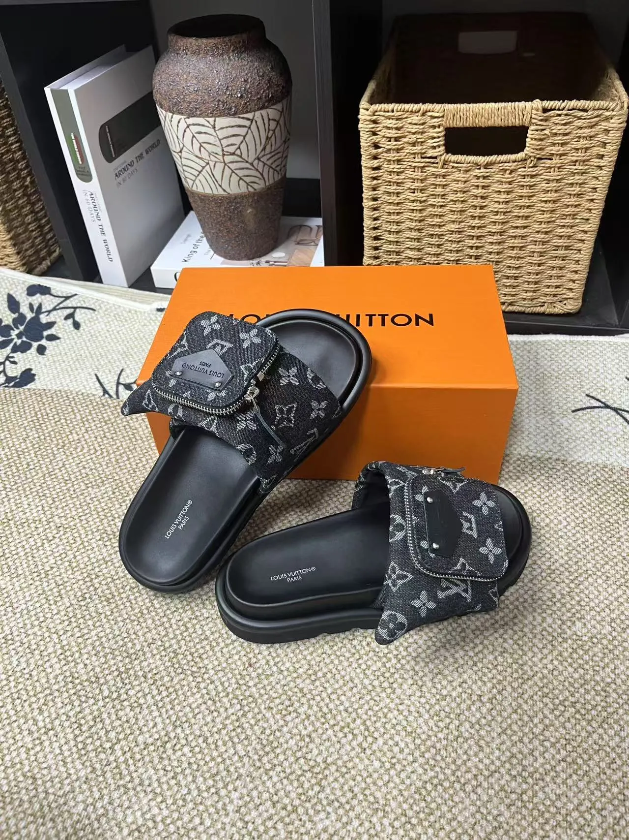 P380 yuan LV Louis Vuitton Full of high-end feel! A popular model among bloggers at home and abroad, it’s retro and fashionable, and looks stunning on your feet! Mainly recommended model on the official website★ ━━━━━ ЅᏇєєt ━━━━━ ▪️Upper: original calfskin ➕5D printing process ▪️Inner: imported mixed sheepskin ▪️Outsole: original molded foam outsole ▪️Size: Female 35-40 Men's 39-44 (women's 41 men's 45)